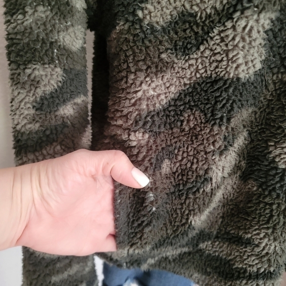 KOOKABURRA By Ugg Brushed Back Sherpa Funnel Neck Camouflage Pullover Size L - Picture 6 of 10